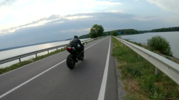 Μοτοσικλετιστής Αγωνίζεται Μοτοσικλέτα Του Επαρχιακό Δρόμο Στο Φράγμα Άνθρωπος Κράνος — Αρχείο Βίντεο
