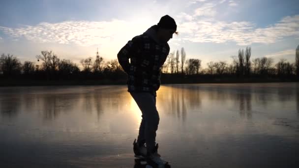 Anak Muda Berseluncur Sungai Beku Saat Matahari Terbenam Guy Bersepatu — Stok Video