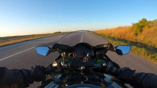 Hız Yolunda Motosiklet Kullanan Motosikletlinin Bakış Açısı Köy Yolunda Motosiklet — Stok video