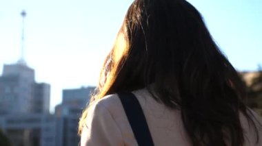 Tanımlanamayan kadın, şehir caddesinde yürüyen kağıt paketler taşıyor. Güzel bir genç kız alışveriş sonrası kaldırıma giden alışveriş torbalarını tutuyor. Satış ve indirim kavramı. Yavaş çekim. Yakın çekim..