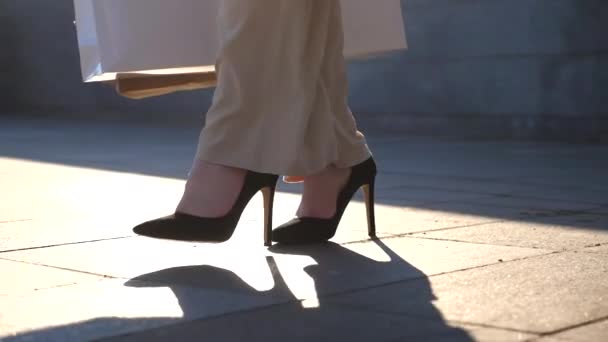 Pies Cliente Femenina Zapatos Tacón Alto Caminando Acera Después Las — Vídeos de Stock
