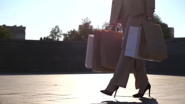 Een Jong Meisje Draagt Papieren Pakjes Die Door Straat Lopen — Stockvideo