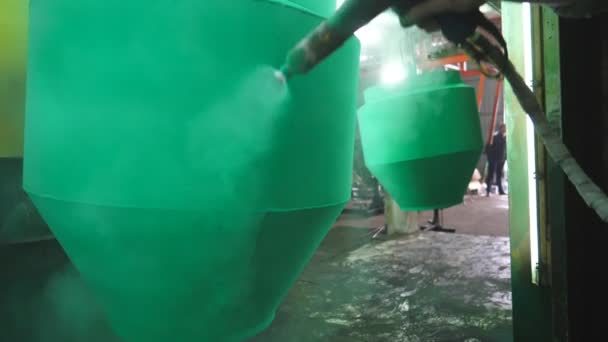 Munkás Zöld Festéket Permetez Festőkamrában Ipari Gyártásban Dolgozó Festő Mesterfesték — Stock videók