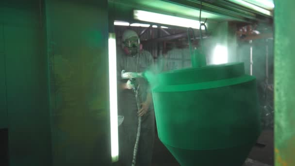Industriële Schilderproces Kamer Fabriek Schilder Spuiten Groene Verf Detail Speciale — Stockvideo