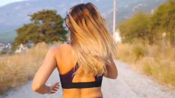 Gadis Pirang Muda Joging Sepanjang Jalan Desa Wanita Sporty Tak — Stok Video