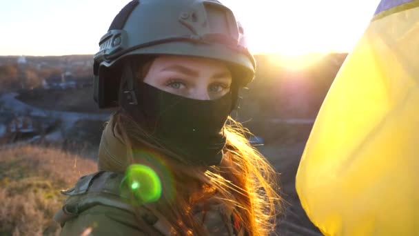 Portrét Ženské Vojenské Lékařky Ukrajinské Armády Dívá Kamery Proti Modro — Stock video