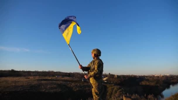Soldat Uniforme Militaire Debout Dans Colline Levé Drapeau Ukraine Homme — Video
