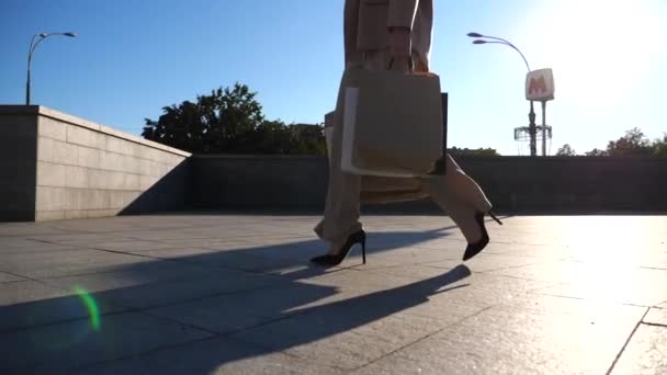 Fashionable Vrouw Draagt Papieren Pakjes Langs Stedelijke Straat Jonge Vrouwelijke — Stockvideo
