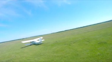 Kalkıştan önce kırsal pist boyunca uçan bir uçak. Eski uçak havaalanından önceki uçuş için piste doğru gidiyor. Retro uçak uçmaya hazırlanıyor. Havacılık konsepti. İHA 'dan hava görüntüsü.