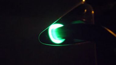 Elektrikli araba gece şarj oluyor. Güç konnektörü EV otomobiline yerleştirildi. E-araç bataryalarının yakıt ikmali işlemi. Çevre dostu sıfır emisyon otomatiği. Temiz enerji teknolojisi.