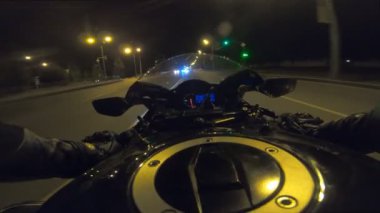 Akşamları şehir yolunda yüksek hızda motosiklet sürenlerin bakış açısı. Motosikletlinin gecenin bir yarısı boş sokaklarda araba kullanması. Yolculuk sırasında bisiklete binen adam. Özgürlük kavramı. POV.