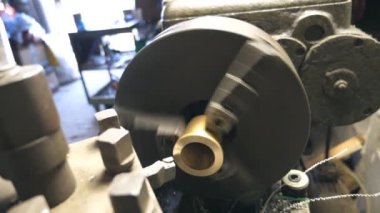 Freze Makinası eylem görüntüleyin. Garaj veya atölye sürecinde çalışma. Ağır çekim yakın çekim.