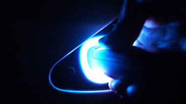 Akşamları bir elektrikli arabaya elektrik kablosu takıyor. Adam akşam elektriği otomatik şarj ediyor. Bir EV aracının yakıt ikmali işlemi başlıyor. Temiz enerji doldurma teknolojisi. Kapat..