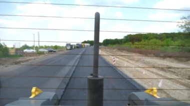 Paten yeni asfalt tabakası seriyor. Yol yapımı özel makineler. Sıkıştırıcı otoyol yapımı. Ağır makinelerle yol onarımı. Steamroller 'ın içerisinden yol çalışmalarına bakın. Yavaş çekim