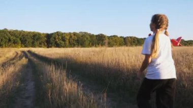 Küçük bir bayan çocuk elinde uçakla köy yolunda koşuyor. Tasasız küçük kız yolda oyuncak ile koşuyor ve kırsal alanda uçak fırlatıyor. Şirin çocuk doğayla eğleniyor. Arka görünüm.