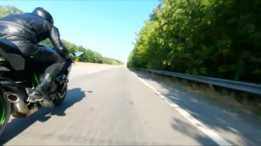 Yaz günü otoyolda hızlı giden bir adamın havadan çekilmiş fotoğrafı. Motosikletli, kır yolunda motosikletiyle yarışıyor. Yolculuk sırasında bisiklet süren bir adam. Özgürlük ve macera kavramı.