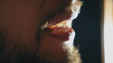 Erkek şarkıcı şarkı şarkı ses Studio ağzı. Sakallı tanınmayan adam yeni şarkı söyler. Yaratıcı müzisyen çalışma. Yan görünümü ağır çekim yakın çekim.