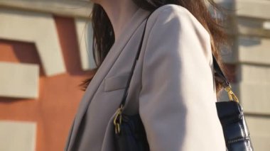 Genç bayan müşteriler alışverişlerden sonra kaldırımda yürürken alışveriş torbalarını tutarlar. Modaya uygun bir kadın, şehir caddesinde kağıt paketler taşıyor. Boş zaman ve boş zaman kavramı. Crane çekim ağır çekim.