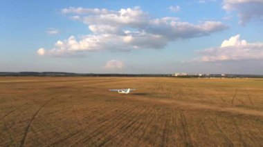 Kalkıştan önce kırsal alan boyunca küçük bir uçak sürüyordu. Hafif uçak havaalanından önceki uçuş için piste doğru gidiyor. Hafif uçak uçmaya hazırlanıyor. Havacılık kavramı.