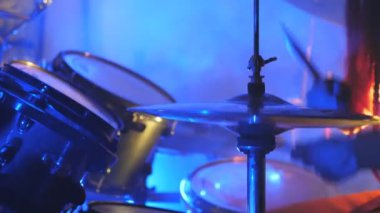 Tanınmayan profesyonel davulcu rock konseri sırasında davul ahşap sopa ile oynamak. Müzik davul seti. Yavaş hareket kapatmak