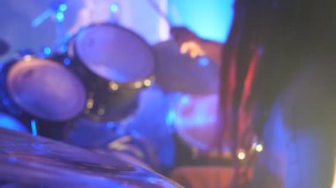 Tanınmayan profesyonel davulcu rock konseri sırasında davul ahşap sopa ile oynamak. Müzik davul seti. Yavaş hareket kapatmak