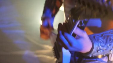 Tanınmayan adam elektrik gitar rock konseri sırasında aşamada oynamak. Gitar solo çalmaya müzisyen. Yavaş hareket kapatmak.