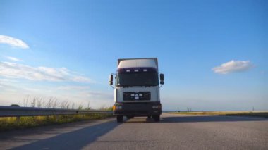 Bir otoyolda sürüş kamyon önden görünümü. Arka plan, güzel manzara ile kırsal yoluyla kamyon sürmek. Ağır çekim yakın çekim.