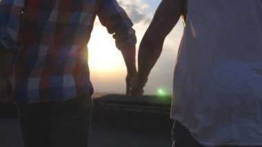Kamera, gece vakti çatıda el ele tutuşan eşcinsel çifti takip ediyor. Arkadaşlar birlikte dışarıda vakit geçiriyorlar. Erkek arkadaşlığı kavramı. Arka plan Görünümü Yavaş çekim Kapat