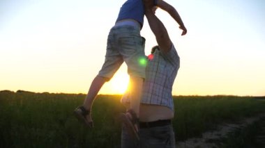 Mutlu baba, neşeli oğlunu kırsala kusuyor. Baba ve küçük çocuğu gün batımında doğada eğleniyorlar. Babası ve küçük oğlu dışarıda birlikte vakit geçiriyorlar. Aile mutluluğu kavramı.
