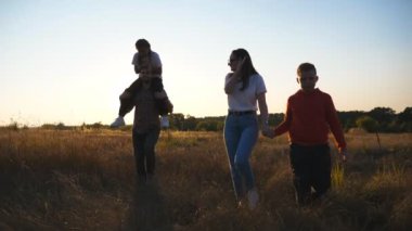Anne ve baba ve iki küçük çocuğu çayırların arasına gidiyor. Gün batımında çim tarlasında yürüyen küçük çocuklu genç bir çift. Mutlu aile hafta sonu birlikte eğleniyor. Dolly vurdu..