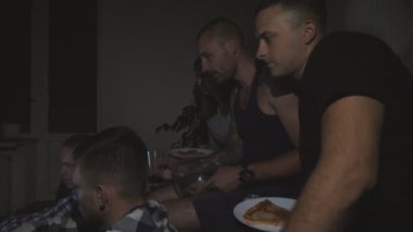 Komedi filmi izlemekten ya da geceleri dizüstü bilgisayardan komik sosyal medya videoları izlemekten zevk alan genç bir grup insanı kapatın. Mutlu arkadaşlar evdeki bilgisayarda online televizyon programı izliyorlar. Yan görünüm Yavaş çekim.