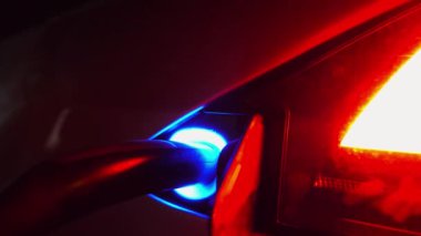 Elektrikli araba akşam şarj oluyor. Güç konnektörü EV otomobiline yerleştirildi. E-araç aküsünün şarj işlemi. Çevre dostu sıfır emisyon otomatiği. Temiz enerji doldurma teknolojisi.