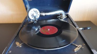 Gramofon çalan eski modelin ön görüntüsü. Şırınga siyah vinil plakta kolayca kayıyor ve vintage turntable 'da dönüyor. Retro konsept. Yavaş çekim. Yakın çekim..