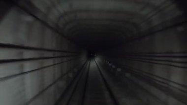 Hızlı yeraltı treni tünelde ilerliyor. Metro treni karanlık tünelde hızla ilerliyor. Şehir metrosu yerin altında. Demiryolu kulübesinden bakış açısı. İnsan taşımacılığı kavramı. Hiperlapse.