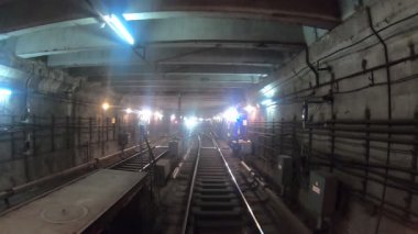 Metro treni başka bir hattan istasyona geliyor. Karanlık tünelde hızlı şehir metrosu. Şehir metrosu yerin altında. Demiryolu kulübesinden POV. İnsan taşımacılığı kavramı. Zaman aşımı.