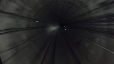 Metro treni karanlık tünelde hızla ilerliyor. Hızlı yeraltı treni tünelde ilerliyor. Şehir metrosu yerin altında. Demiryolu kulübesinden bakış açısı. İnsan taşımacılığı kavramı. Zaman aşımı.