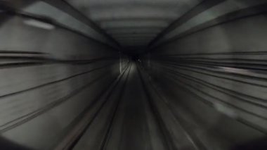 Yeraltı treni karanlık tünelde ilerliyor. Şehir metrosu yerin altında. Metro treni karanlık tünelden hareket ediyor. Demiryolu kulübesinden bakış açısı. İnsan taşımacılığı kavramı. Yavaş çekim.
