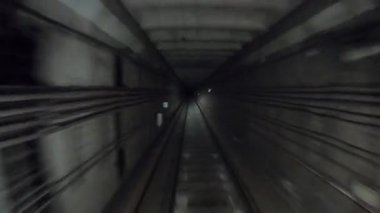 Metro treni karanlık tünelde hızla ilerliyor. Hızlı yeraltı treni tünelde ilerliyor. Şehir metrosu yerin altında. Demiryolu kulübesinden bakış açısı. İnsan taşımacılığı kavramı. Zaman aşımı.