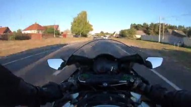 Trafik sıkışıklığı olan bir motosiklet sürücüsünün bakış açısı. Yoğun bir banliyö güzergahı boyunca giden motosikletlinin bakış açısı. Adam yolculuk sırasında motorsikletle yarışıyor. Zaman aşımı POV.