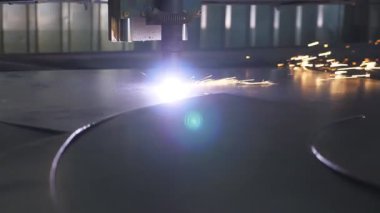 Metal plakadan plazma kesimi. Yüksek hassasiyetli modern teknolojiler. Lazer kesici çalışıyor. Çelik levhadan bir eser üretmek. Endüstriyel metal üretimi. Yavaş çekim.