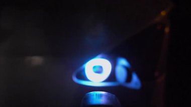 Erkek kol şarj aletini geceleri elektrikli arabaya takıyor. Delikanlının eli akşam şarj istasyonuna elektrikli araba fişi takıyor. Modern teknoloji ve ekoloji dostu ulaşım kavramı. POV.