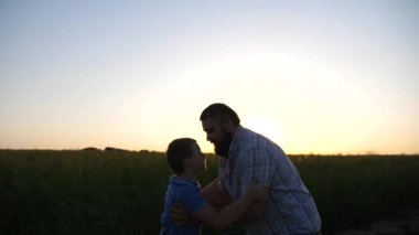 Mutlu baba oğlunu kırsala kusuyor. Baba ve küçük oğlu gün batımında doğada eğleniyorlar. Babası ve küçük çocuğu yaz günü dışarıda birlikte vakit geçiriyorlar. Aile mutluluğu.