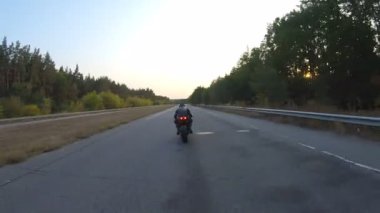 Motosikletli modern spor motosikletli birini takip et. Motosikletli otoyolda motosikletiyle yarışıyor. Yolculuk sırasında bisiklet süren adam. Yolculukta özgürlük ve macera kavramı. Hava görüntüsü.