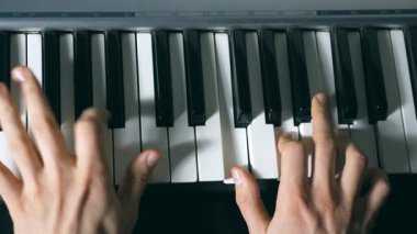 Eller erkek müzisyen synthesizer oynarken. Mens silah çalış solo müzik veya yeni melodi. Piyanist piyano tuşları, parmakları kapatın. Yavaş hareket üstten görünüm izole atış.