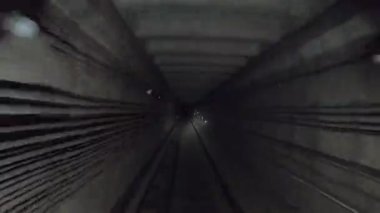 Metro treni karanlık tünelde hızla ilerliyor. Hızlı yeraltı treni tünelde ilerliyor. Şehir metrosu yerin altında. Demiryolu kulübesinden bakış açısı. İnsan taşımacılığı kavramı. Zaman aşımı.