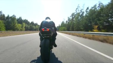 Yaz günü otoyolda hızlı giden bir adamın havadan çekilmiş fotoğrafı. Motosikletli, kır yolunda motosikletiyle yarışıyor. Yolculuk sırasında bisiklet süren bir adam. Özgürlük ve macera kavramı.