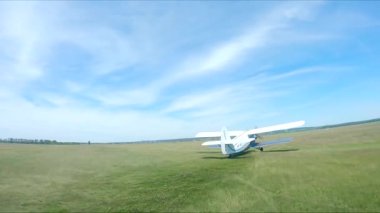 Kalkıştan önce kırsal pist boyunca uçan bir uçak. Eski uçak havaalanından önceki uçuş için piste doğru gidiyor. Retro uçak uçmaya hazırlanıyor. Havacılık konsepti. İHA 'dan hava görüntüsü.