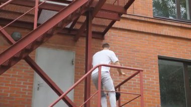 Acele et genç işadamı merdivenlerden ofise doğru koşuyor. Müdür aceleyle iş merkezinin merdivenlerine tırmanıyor ve işe geç kalıyor. Evrak çantalı girişimci işe gidiyor. Gidiş dönüş kavramı.