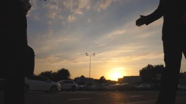 İki genç iş adamı şehir ortamında karşılaşıp birbirlerine sarılıyorlar. İş arkadaşları ya da iş ortakları arka planda güneş ışığıyla karşılaşıp kucaklaşırlar. Dışarıda iyi arkadaşlar arasında selamlaşma. Yakın çekim..