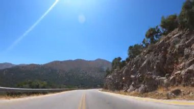 Manzaralı dağ ortamında yolda araba sürme bakış açısı. Yaz günü yılan güzergahında otomatik yolculuk. Arka planda güzel doğa manzarası. Seyahat konsepti. Ön görünüm zaman aşımı.